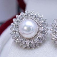 Elegantes Pendientes de Perlas de Agua Dulce Blancas de Grado 6A de 6-7 mm, Diseño de Girasol en Plata de Ley 925 para Novia
