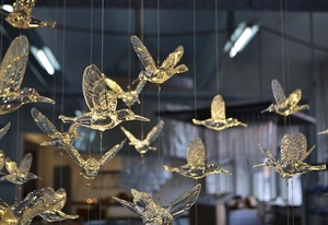 Fabrikanten Directe Verkoop Opknoping Vogel Plating Abs Vogel Winkelcentrum Plafonddecoratie Ambachten Acryl Hangende Kolibrie - Product Image 5