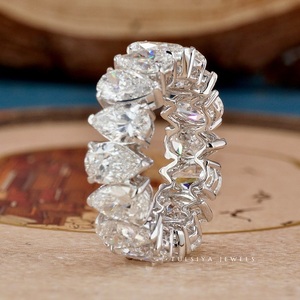 Bague en diamant de joaillerie fine contemporaine avec diamant central serti clos et bande confortable et lisse pour une élégance au quotidien - Product Image 2