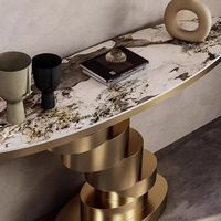Meuble d'entrée de villa au design unique, console avec structure en acier inoxydable, table en marbre blanc