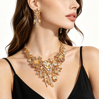 Parure de bijoux de mariée glamour et scintillante dorée, collier et boucles d'oreilles avec breloque florale en zircon cubique couleur rubis, cadeau pour femme