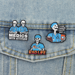 Broche en émail de médecin-squelette, médical avec caractère, broche crâne, thème médical amusant, badge de revers, bijoux, cadeau, vente en gros - Product Image 1