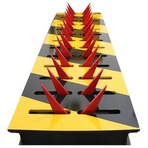 <span class=keywords><strong>Anti</strong></span>-terörle mücadele ucuz manuel tek yönlü hız kambur Metal hız kesici lastik sivri Deflater lastik Killers bariyer - Product Image 3