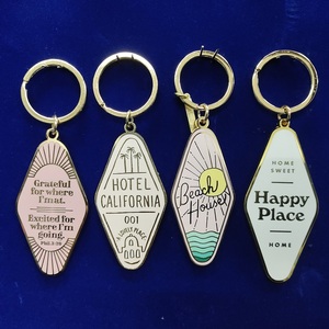 중국 제조업체의 맞춤형 호텔 키 체인 귀여운 스타일과 개인화 된 로고가있는 부드러운 에나멜 황동 금속 - Product Image 1