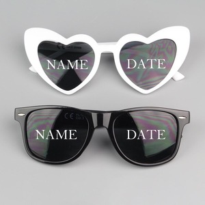 Weiße und Schwarze Herzförmige Sonnenbrillen für Braut & Bräutigam, Mr & Mrs Sonnenbrillen, Braut-Junggesellinnenabschied Strand-Hochzeit Party-Zubehör - Product Image 1