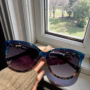 Lunettes de soleil œil de chat UV400 pour femmes, certifiées CE, idéales pour les activités sociales et les activités de plein air comme les festivals de musique et les soirées - Product Image 6