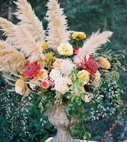 Vente en gros de fleurs naturelles d'herbe de pampa brune belle décoration de fête de mariage de style frais avec boîte de plumes sèches couronne emballée