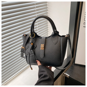 Nuevo Bolso de Mano Clásico de Moda en Color Sólido, Bolso Bandolera con Cadena Decorativa, Cierre de Cremallera, Forro de Poliéster - Product Image 1