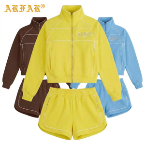 Ensemble de survêtement 2 pièces pour femme avec strass thermocollants, veste zippée intégrale et short de sport/jogging, personnalisable avec passepoil blanc contrastant - Product Image 3