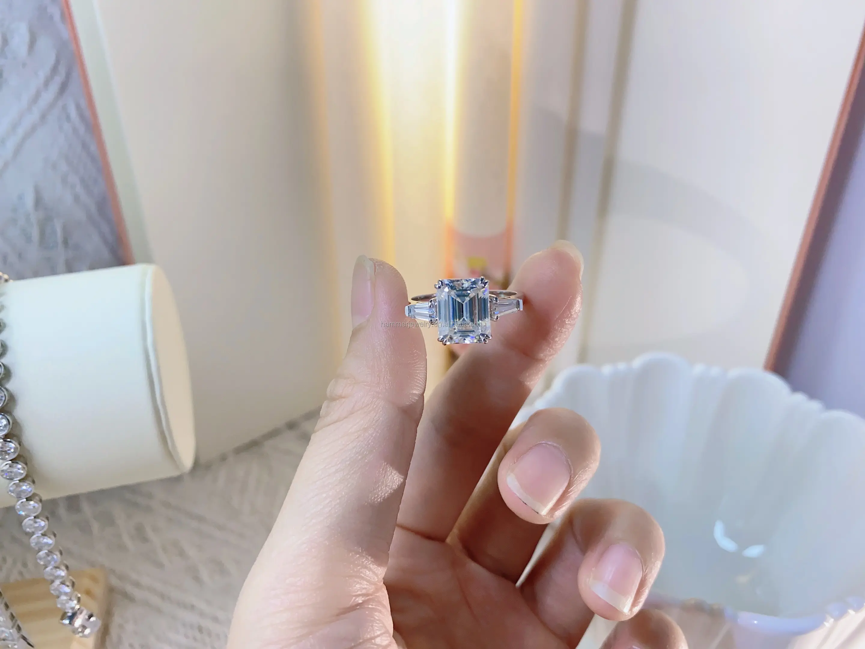 Personalizado 10K 14k Soild ouro anel esmeralda corte Moissanite diamantes anel de casamento