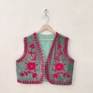 Chaleco Suzani de Terciopelo Vintage, Bordado Artesanal, Estilo Boho Chic, Chaleco para Festivales para Mujer, Chaqueta Suzani, Regalo para Ella - Product Image 1