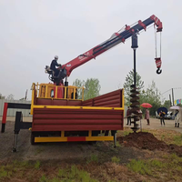 Camion-grue de 8 tonnes avec accessoire de forage par tarière et télécommande pour la construction de poteaux électriques