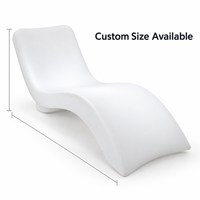 Ensemble de chaises longues en plastique éclairées par LED avec table d'appoint en cube LED et parasol en chaume, chaise longue d'extérieur pour la plage et la piscine