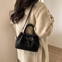 Sac seau rétro coréen simple à porter à la main pour femme, nouvelle collection hiver 2025, sac à bandoulière de luxe léger à texture raffinée