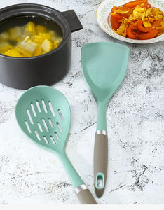 Ensemble de 4 spatules de cuisson en silicone antiadhésives et résistantes à la chaleur, y compris une cuillère tourneuse pour la friture. - Product Image 6