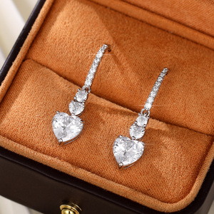 Orecchini pendenti in cristallo a forma di cuore Gioielli da sposa in argento 925 placcato rodio Stile romantico da donna E1386 - Product Image 1