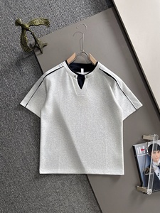Camiseta <span class=keywords><strong>Henley</strong></span> Casual de Manga Corta para <span class=keywords><strong>Hombre</strong></span>, Estilo Americano, con Cuello en V, Contraste de Colores y Logotipo Bordado Pequeño - Product Image 1