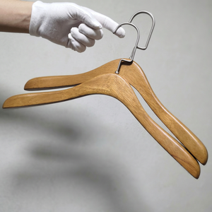 Cintres de luxe en bois finition laquée, design à épaules larges pour costumes - Cintre durable pour vêtements, idéal pour armoire et salon - Product Image 6