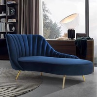 Fauteuil lounge élégant et moderne en velours et cuir avec pieds en métal doré, design incurvé unique et réglable pour la décoration du salon et de la chambre.