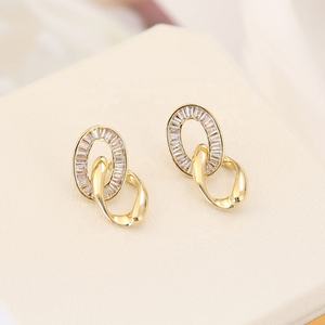 Boucles d'oreilles clous géométriques de luxe en argent 925 avec chaîne en zircon plaqué or, bijoux de niche polyvalents et tendance - Product Image 4