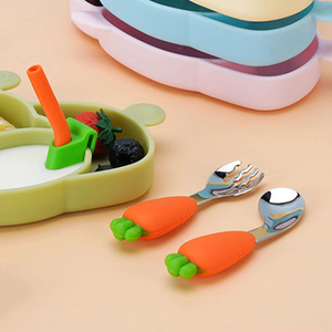 Juego de Cubiertos de Práctica para Niños, Cuchara y Tenedor para Bebés con Diseño de Zanahoria, Mango de Silicona, Acero Inoxidable 304 de Grado Alimenticio, Vajilla Infantil - Product Image 2