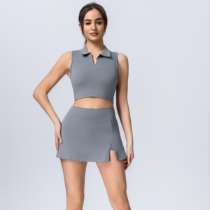 Comodo completo sportivo con colletto polo, piccolo scollo a risvolto, delicato design a V e gonna in stile tennis. - Product Image 1