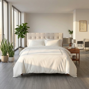 Set Copripiumino <span class=keywords><strong>Matrimoniale</strong></span> in Cotone Satinato 100% 300TC, <span class=keywords><strong>Elegante</strong></span> Bordo Ricamato a Doppia Linea, Stile Lusso Hotel, Bianco Tinta Unita, 4 Pezzi - Product Image 1
