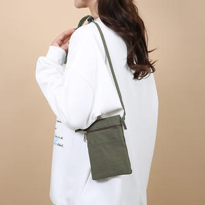 Sac bandoulière simple pour téléphone portable, en nylon, avec sangle réglable, couleur kaki, collection Printemps 2026, usage quotidien - Product Image 4