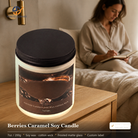 Bougie artisanale en cire de soja dans un bocal en verre ambré avec couvercle doré pour les coffrets cadeaux de Pâques et Diwali et les décorations d'intérieur