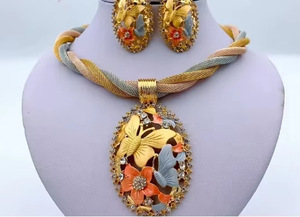 Ensemble de bijoux de mariage traditionnel de style Lehenga luxueux et complet, plaqué or, pour femmes, pour fiançailles, style sud-indien - Product Image 3