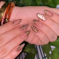 Faux ongles à presser en acrylique, forme amande moyenne, courts, avec motif à carreaux rouge bordeaux, nœud et cœur, perles dorées et strass, à coller