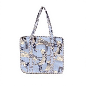Sac fourre-tout en coton matelassé bleu clair à imprimé animalier avec poignées rayées, élégant sac à bandoulière rembourré pour le shopping, les voyages et l'usage quotidien - Product Image 1