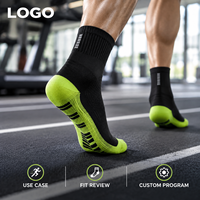 Chaussettes de sport respirantes noires et blanches pour la course à pied, avec ventilation en maille, gestion de l'humidité, maintien du talon et amorti ciblé à la plante du pied