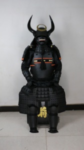 Traje <span class=keywords><strong>de</strong></span> Guerrero Japonés Yoroi <span class=keywords><strong>de</strong></span> Tamaño Real con Cuernos <span class=keywords><strong>de</strong></span> Toro para Exhibición o <span class=keywords><strong>Alquiler</strong></span> en Tiendas - Product Image 2