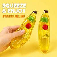 Vente en gros de jouets à presser en forme de banane géante transparente, remplis de fruits, avec boîte de vente au détail et présentoir en carton