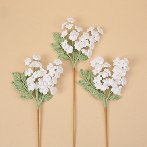Bouquet de fleurs artificielles en polyester blanc crochetées par Kexiang, décoration pour la maison, le bureau ou les ornements de bureau. - Product Image 1