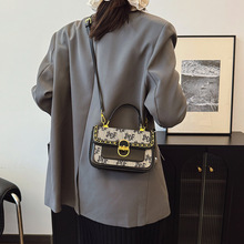 Bolso <span class=keywords><strong>de</strong></span> Hombro <span class=keywords><strong>de</strong></span> Lujo para <span class=keywords><strong>Mujer</strong></span>, <span class=keywords><strong>de</strong></span> <span class=keywords><strong>Marca</strong></span> Famosa, Diseño <span class=keywords><strong>de</strong></span> Sillín, con Detalle <span class=keywords><strong>de</strong></span> Brida, Bicolor, Bandolera, con Letras, Portátil, para Transmisiones en Vivo - Product Image 5