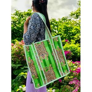 Bolso tote para mujer diseñado para la comodidad diaria, que permite un acceso fácil al almacenamiento, un uso cómodo y un diseño equilibrado. - Product Image 1