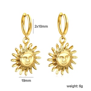 Boucles d'oreilles pendantes personnalisées en acier inoxydable, créoles plaquées or, boucles d'oreilles tendance plaquées or 18 carats en forme de soleil pour femmes - Product Image 2