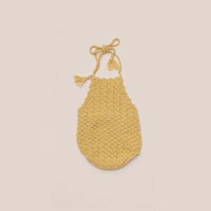 Traje de baño de ganchillo para bebé niña, bellamente hecho a mano - Product Image 1