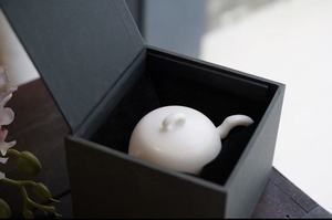 Tetera de Porcelana Blanca Hecha a Mano con Relieve Floral, Colección de Té Chino de Lujo - Product Image 6