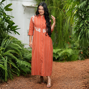 Vestido Camisero Maxi de Algodón y Lino con Rayas Naranjas, Duradero y de Lujo, Casual para Mujer, La Vivente, Manga 3/4, Moderno y Femenino - Product Image 3