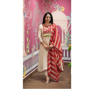 Oferta especial en conjunto Kurti de microalgodón blanco de diseñador con pantalones acampanados para bodas, fiestas y ocasiones festivas. - Product Image 1