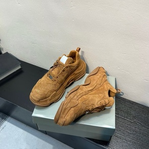 รองเท้าผ้าใบผู้ชายดีไซน์สปอร์ตคุณภาพสูง ระบายอากาศได้ดีด้วยผ้าตาข่าย พื้นรองเท้าหนังแท้ บุด้วยผ้าฝ้าย ให้ความสบาย - Product Image 3