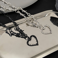 Venta al por mayor negro corazón colgante collares para mujeres Hip Hop joyería Collar personalizado espina que fluye oscuro pareja corazón colgante