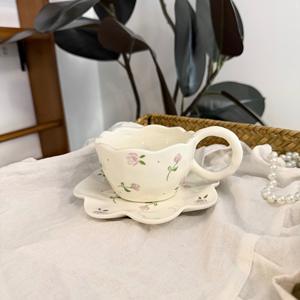 Ensemble de tasse à café et soucoupe en céramique faite à la main de style coréen avec un design frais et mignon de fleurs et de papillons, assiette à dessert - Product Image 1