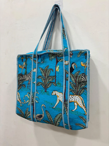 Bolso Tote Acolchado con Estampado de Selva Azul, Hecho a Mano con Estampado Indio |   Bolso de Hombro Reversible de Algodón con Cierre para Mujer - Product Image 3
