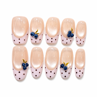 Kuku Palsu 3D Blueberry Buatan Tangan Warna Nude Pink Cat Eye dengan Polka Dot French Tip Kuku Salon Kustom yang Dapat Digunakan Kembali untuk Musim Panas
