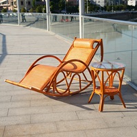 Chaise longue à bascule en rotin tressé à la main, antique, durable et écologique pour hôtels, villas et espaces extérieurs.