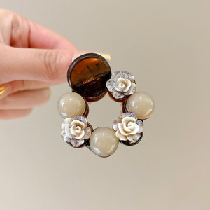 Pinza para el Cabello con Perlas y Camelias de Lujo, Nueva Colección 2026 |   Pinza de Pelo Mediana para Peinados Semirecogidos y Cabello Fino - Product Image 4